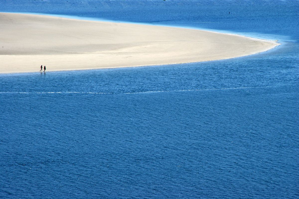 Banco de arena en la ría del Eo, frontera entre Galicia y Asturias. Sólo aparece con marea baja, por eso la gente aprovecha para dar paseos.