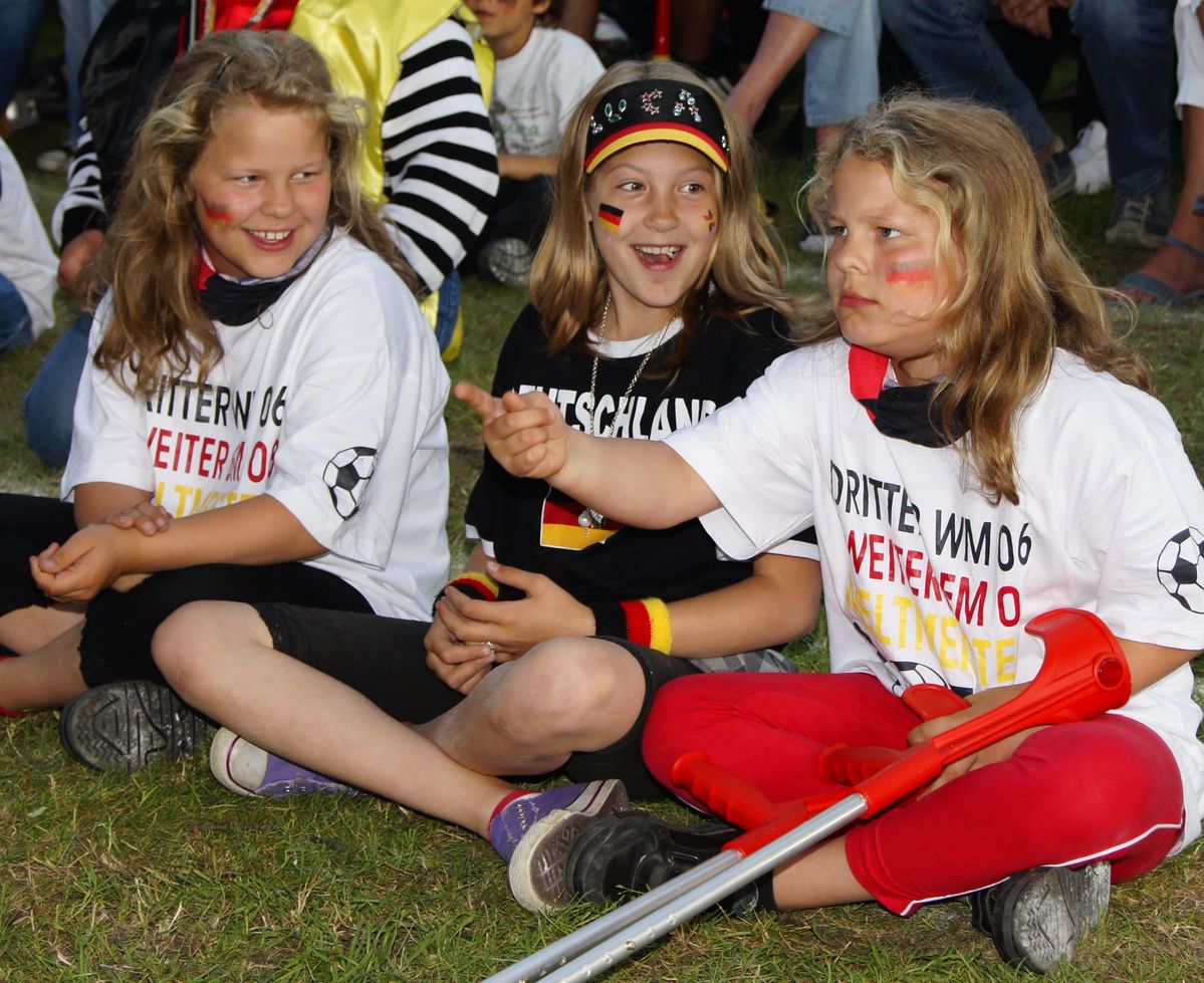 Public Viewing, Fußball WM 2010. Die junge Dame rechts missbilligt die Entscheidung des Schiedsrichters.