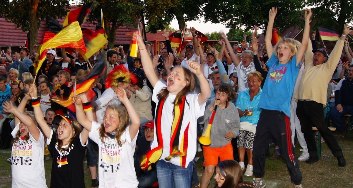 Tor für Deutschland bei der Fußball WM 2012. Public Viewing in Debstedt.