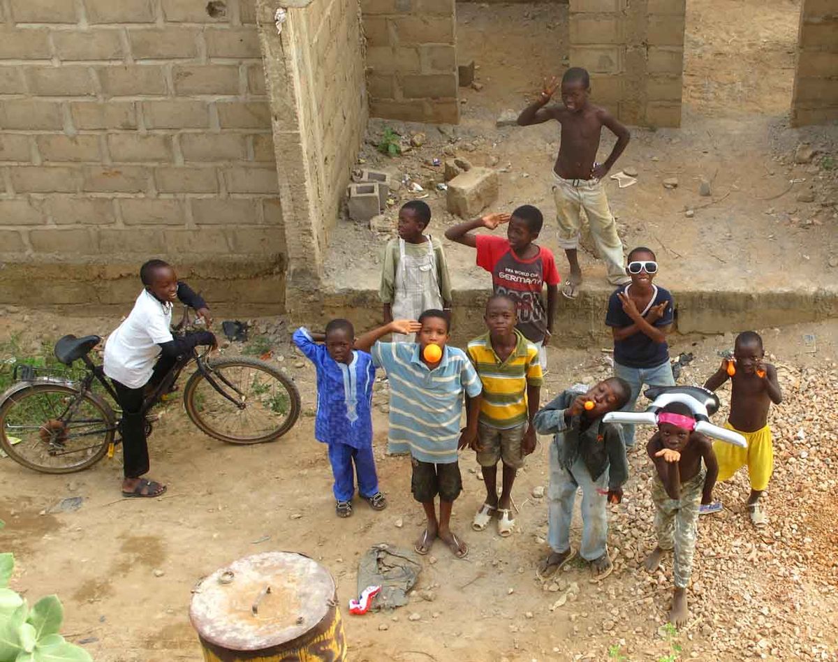 Kinderen in Mali blij met nederlandse goodies