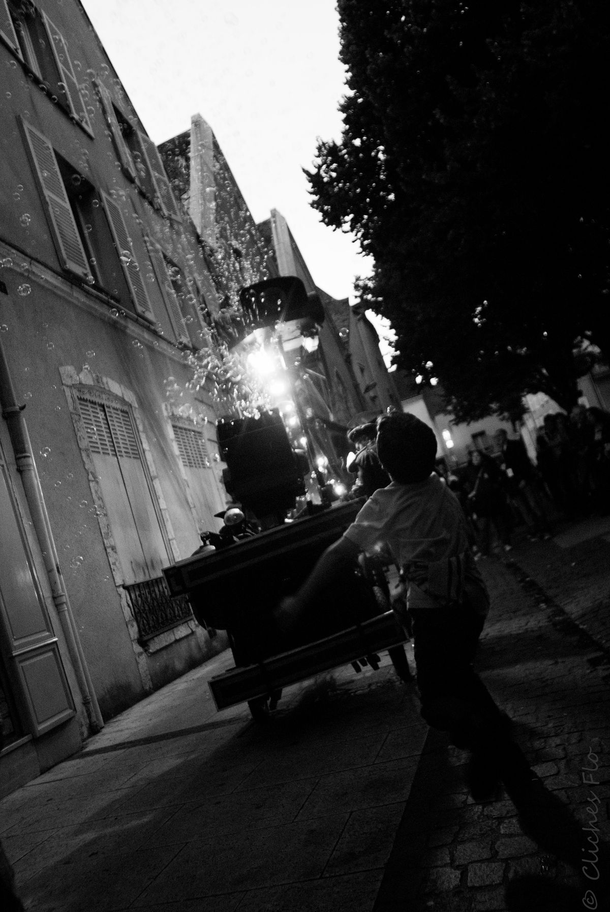 A l'ancienne, sur un soir, un festival, une enfant et des bulles