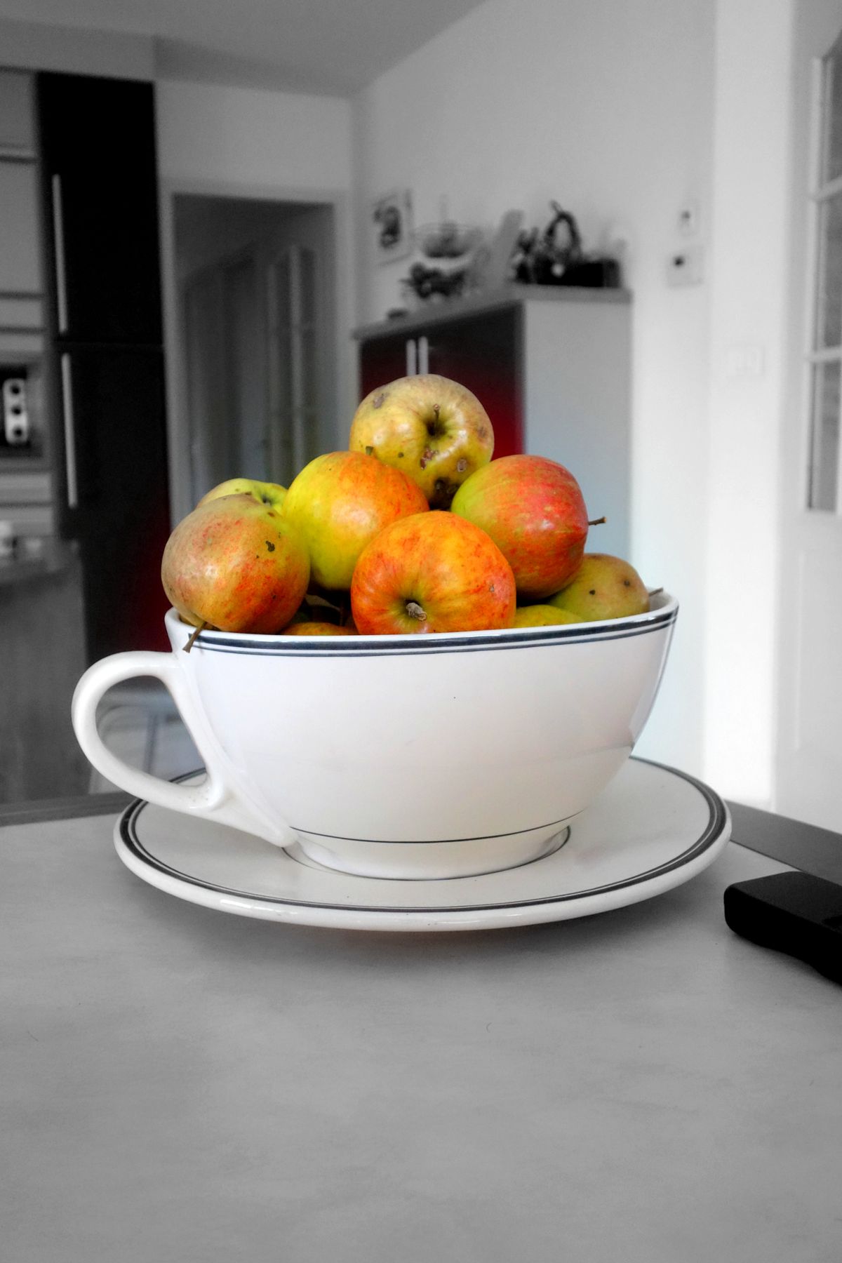 Photo de pommes dans une tasse géante, prise avec un RX100, couleurs arrangées avec Picasa