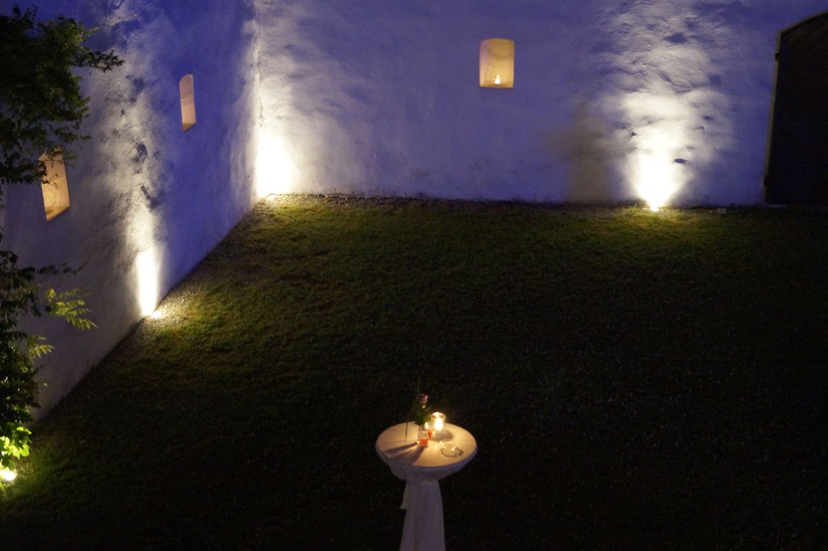 Konzept "romantische Lichtspiele": Dezent plazierte Kerzen werfen ihren romantischen Schein in das Dunkel des Atriums.