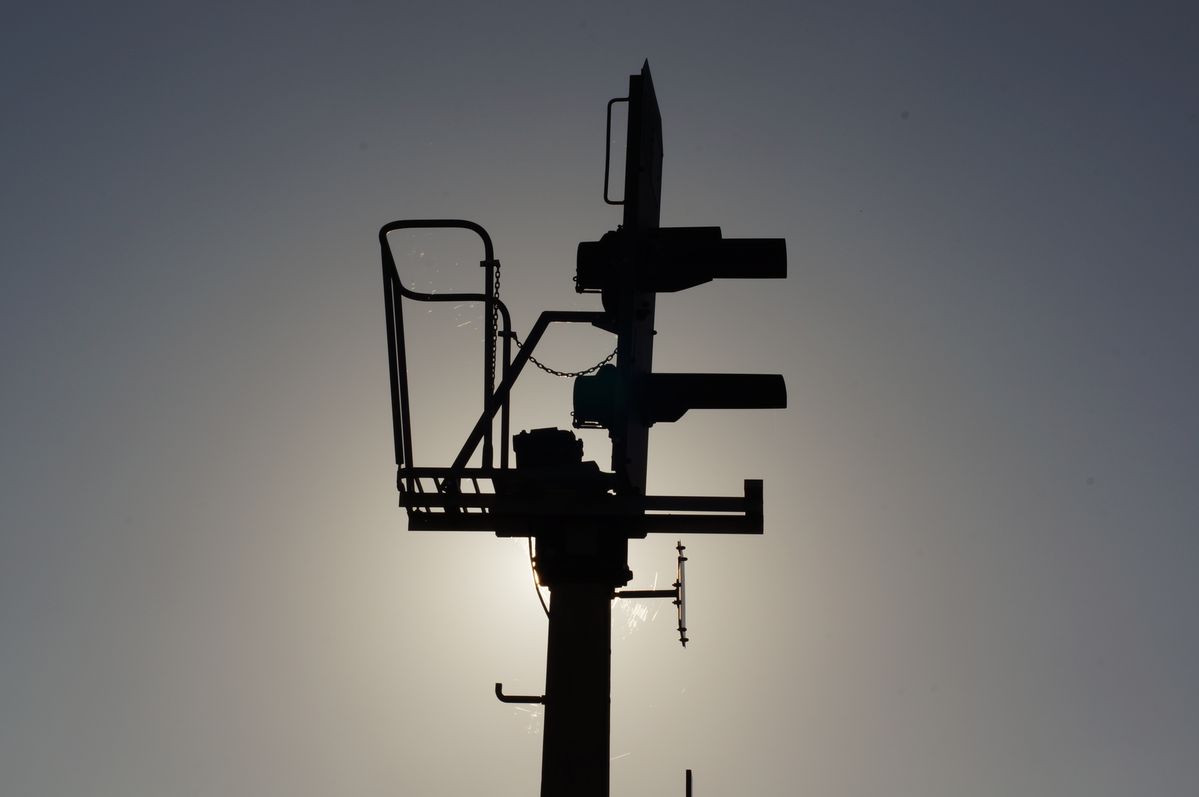 Eisenbahnlichtsignal im Gegenlicht