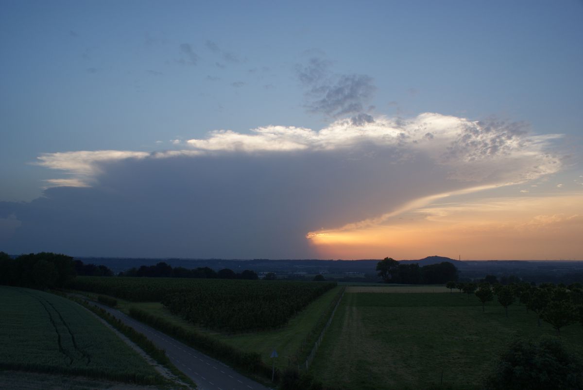 Landschap in Limburg met aparte wolk in avondschemer