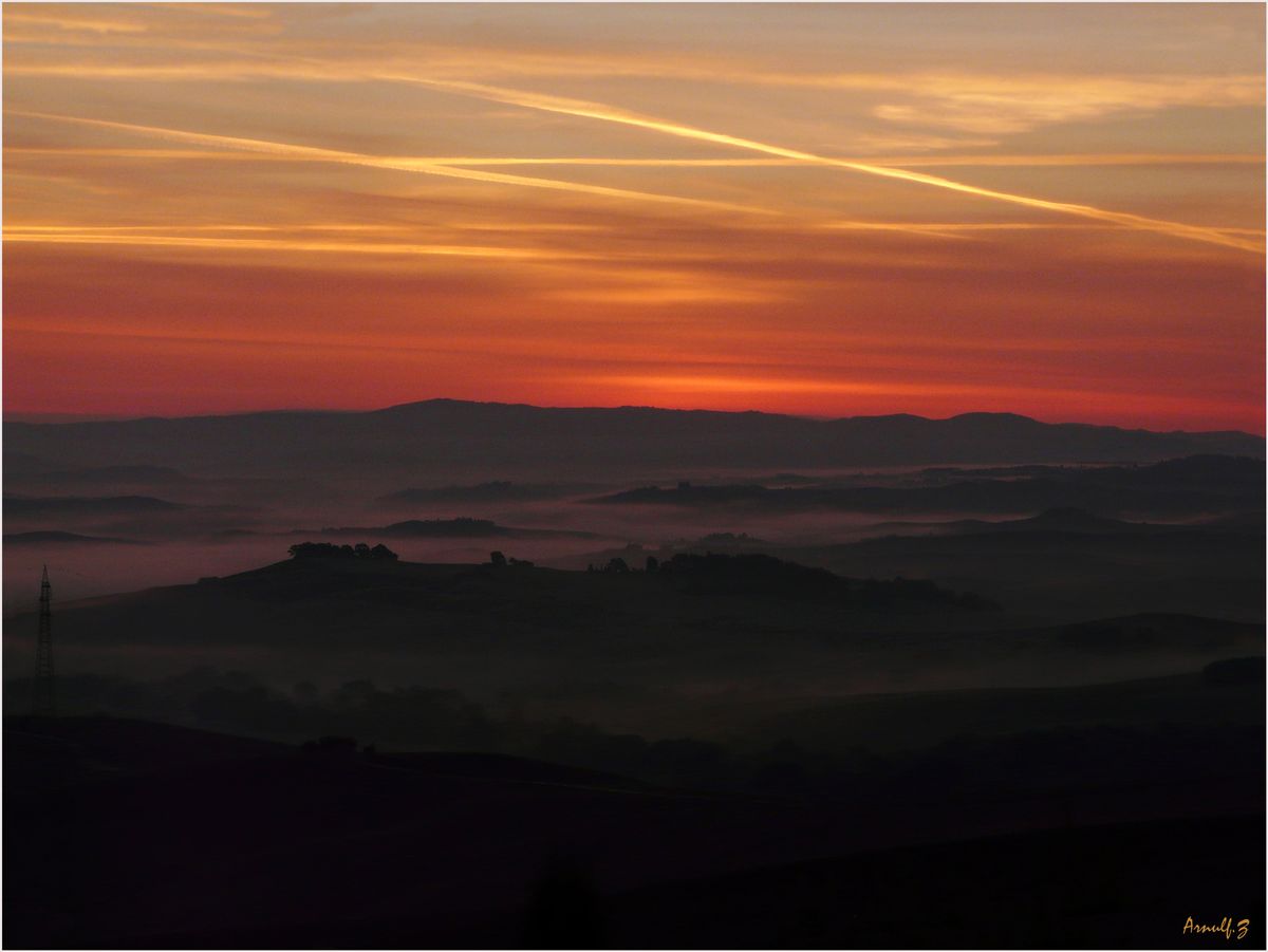 Sonnenaufgang über Frühnebel in der Toskana