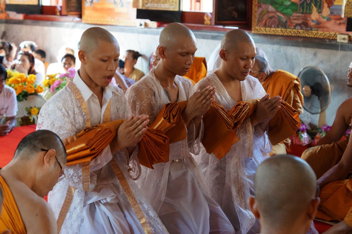 Praktisch jeder Thailänder, mit Vollendung des zwanzigsten Lebensjahres und möglichst vor einer Heirat, verbringt als junger Mann einmal in seinem Leben einen Zeitraum zwischen sieben Tagen und drei Monaten als Novize in einem "Wat". Dies um den Eltern religiöse Verdienste und Respekt zu bekunden sowie die buddhistische Lehre zu studieren. 