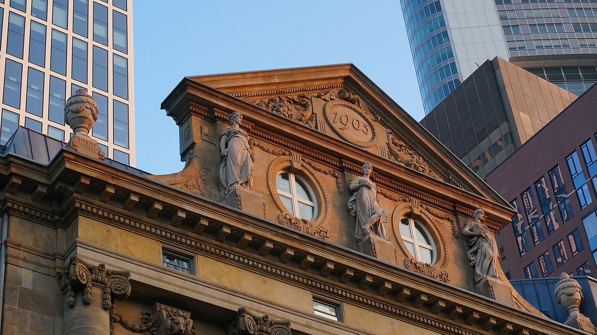 Aufgenommen in Frankfurt/Main. Hier faszinierte mich der starke Kontrast zwischen dem alten Gebäude und den neuen Wolkenkratzern.