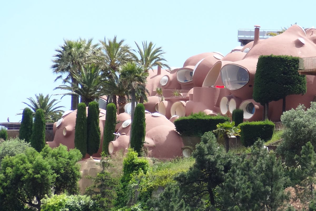 Le Palais Bulles de Antti Lovag au bord de la mer Méditerranée à Théoule-sur-Mer.