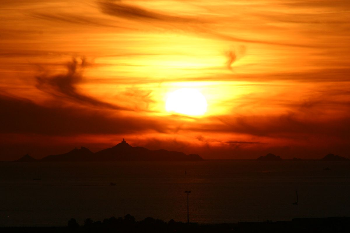 Coucher de soleil , pas de retouche, pas de filtre. F:14 - 1/1600 secondes - iso 400- focale 300mm