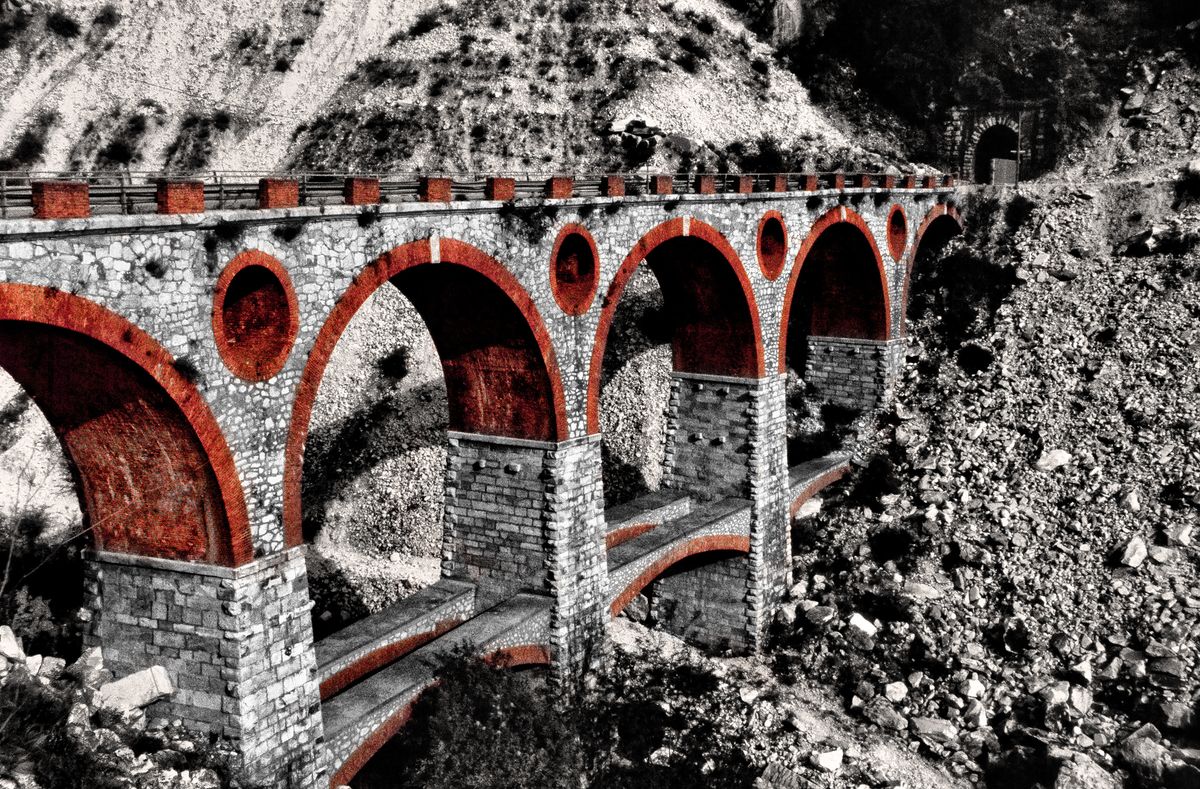 Eine Brücke in den Marmor-Steinbrüchen bei Carrara.