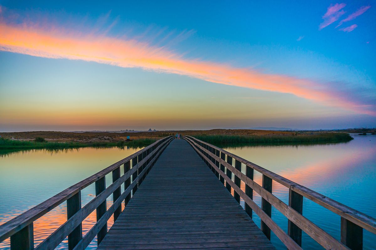 Pôr do Sol na Ponte pedonal da Lagoa dos Salgados Reserva Natural, Albufeira, Portugaç