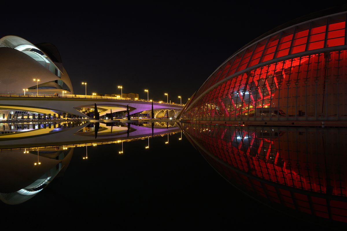 Отражение моста и части зданий города искусств и наук в г. Валенсия