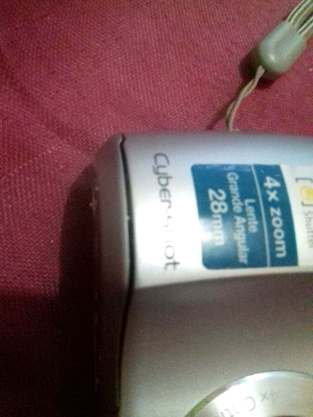 Olha pessoal. Alguém pode me ajudar. Minha câmera da Sony Cyber Shot DSC S3000 dessa parte que coloca a bateria a tampa que fecha fica com essa abertura e não funciona não dá contato da bateria e pilha. Alguém pode sabe como resolver esse problema. Alguém pode me ajudar?