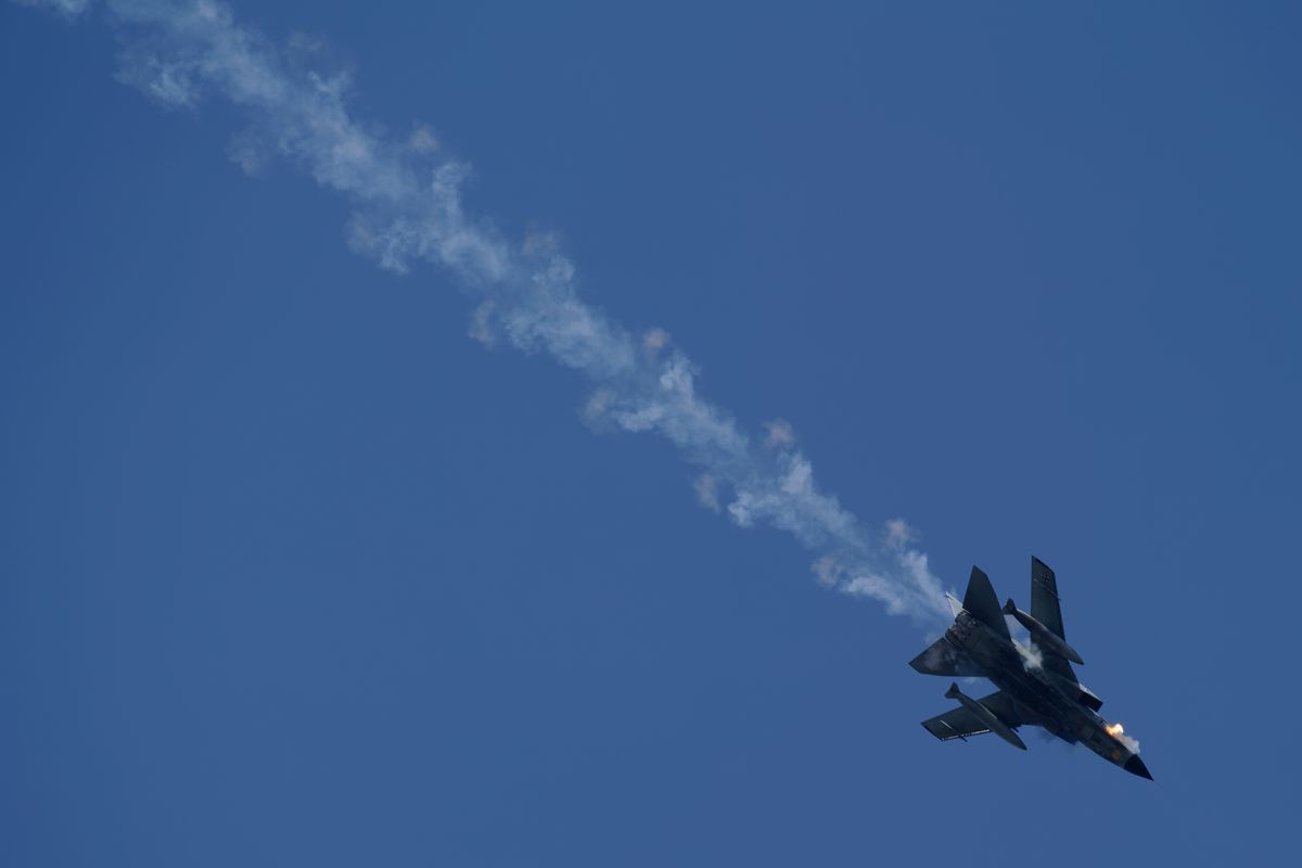 Tornado 44+78 Strafing Run / Der Tornado IDS 44+78 von TLG-33, schießt mit beiden Bordkanonen auf der Nordhorn Range.