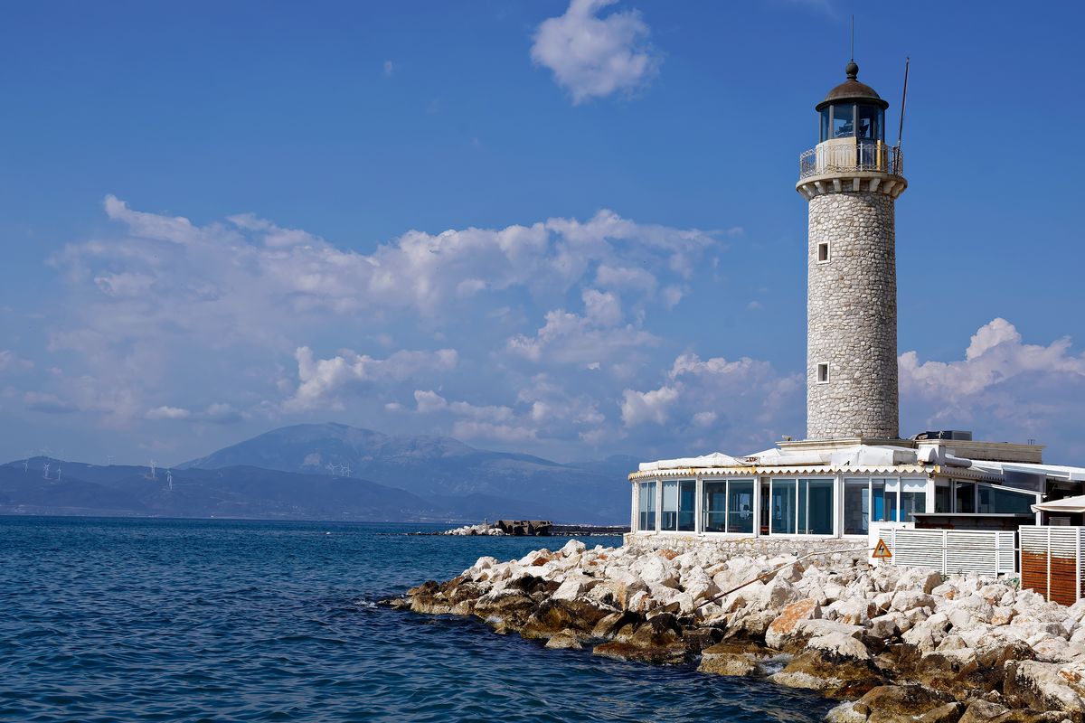 Der alte Leuchtturm im Hafen von Patras, zählt zu den Wahrzeichen der Stadt