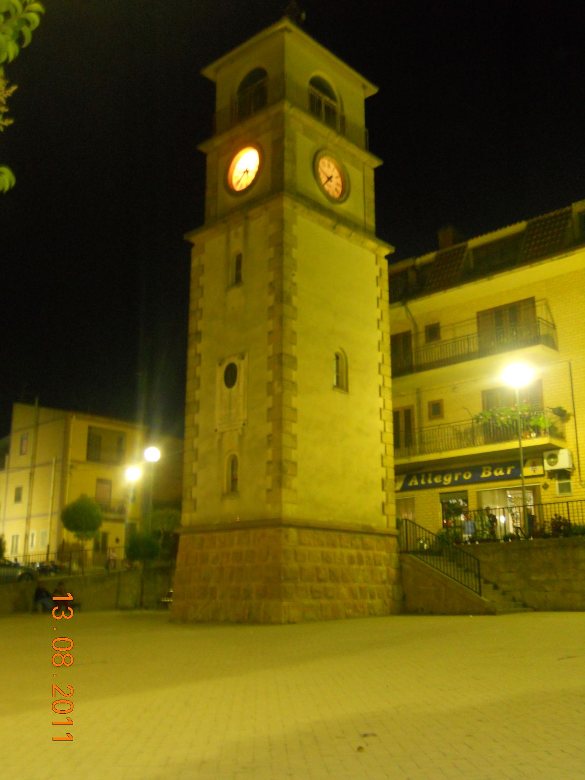 L'horloge du village de Villapriolo qui sonne tous les quart d'heure et qui est le centre du village