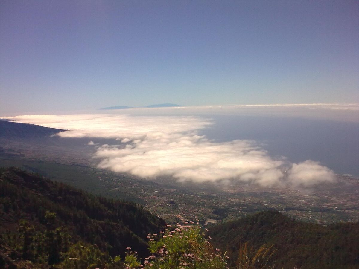 Mar de nubes e isla de La Palma desde el Parque Nacional de El Teide a 3000 metros de altitud