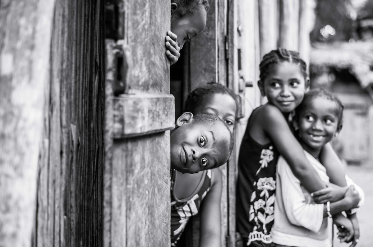 Un groupe d'enfants, le sourire aux lèvres, au détour d'un chemin sur l'île Sainte Marie (Madagascar)