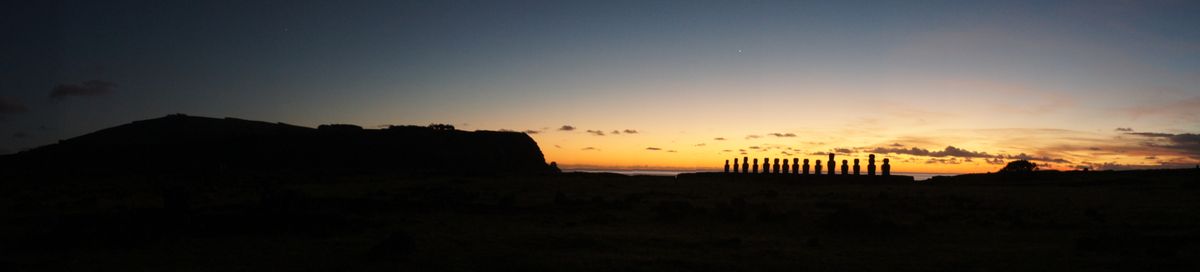 Moai au lever du soleil